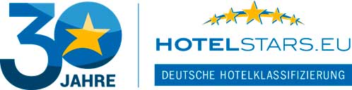 Logo mit großer Zahl 30, gelbem Stern und Schriftzug 'JAHRE HOTELSTARS.EU DEUTSCHE HOTELKLASSIFIZIERUNG', darüber fünf gelbe Sterne auf blauen Linien.